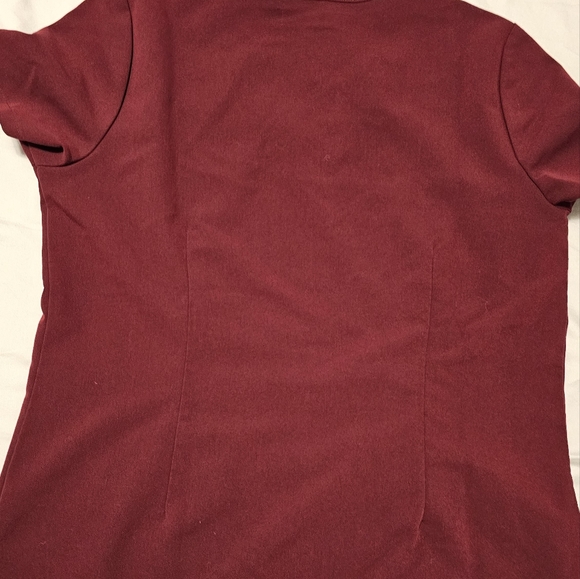Figs Casma 3 pocket scrub top in burgundy - Picture 3 of 3